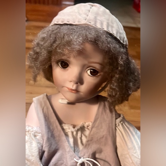 RARE Les Miserables Porcelain Doll "Little Cosette" #2437 - Picture 2 of 11